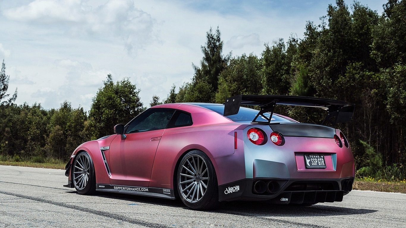 日產GT-R R35改裝車 高清桌面壁紙，駕馭視覺的機械藝術